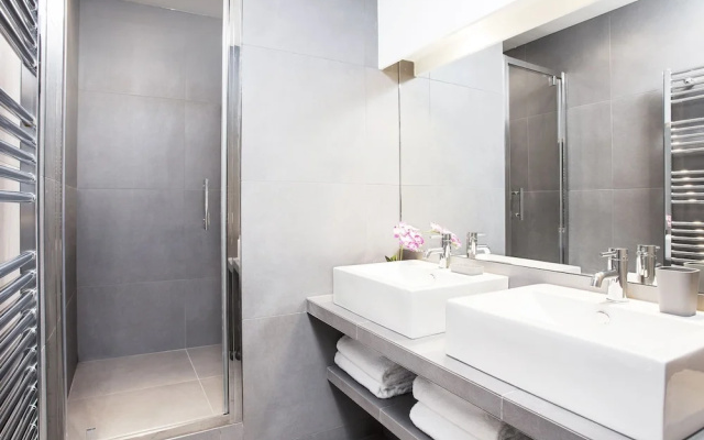 Luxury 3BDR Le Marais II by Livinparis