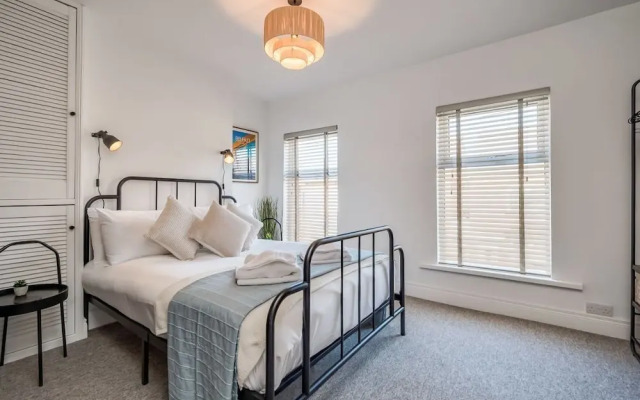 Central Belfast Apartments: Retro R&R