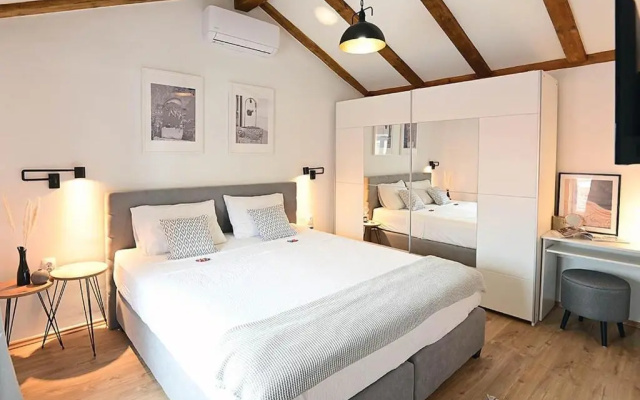 Apartment D & Studio L