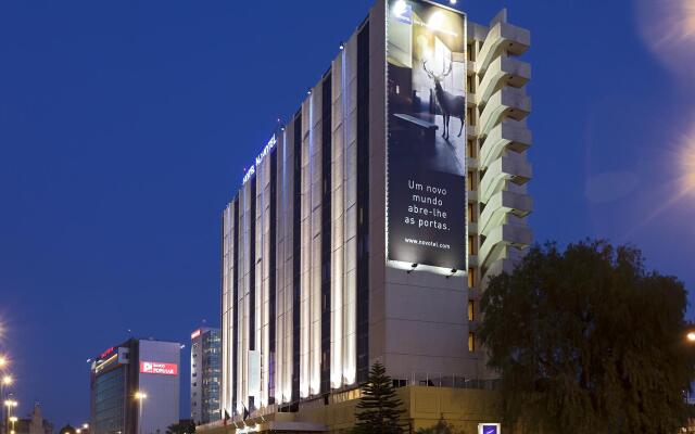 Отель Novotel Lisboa вид на фасад