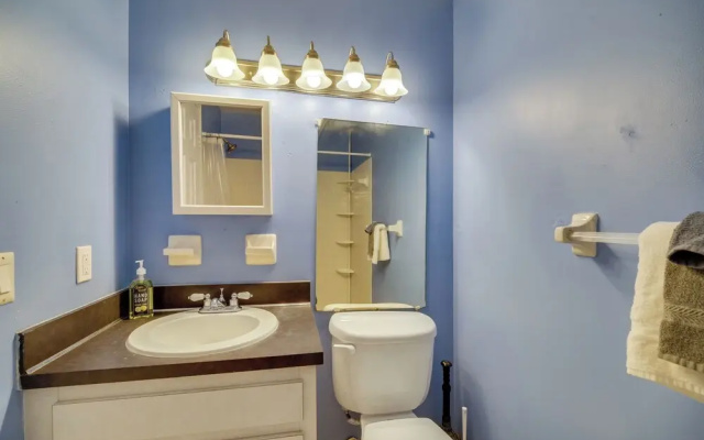 7 Mi to Satellite Beach: Melbourne Home w/ Yard