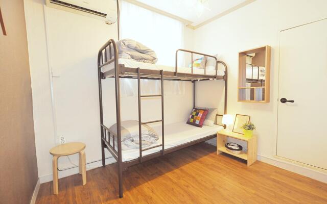 Отель Kimchee Dongdaemun Guesthouse Сеул комната для гостей
