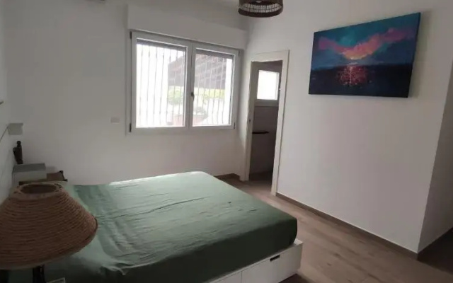 Seaside Villa with Hot Tub, 5mins walk from the sea
