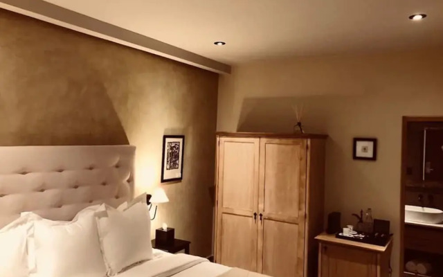Hotel Bouquet (Adults Only)