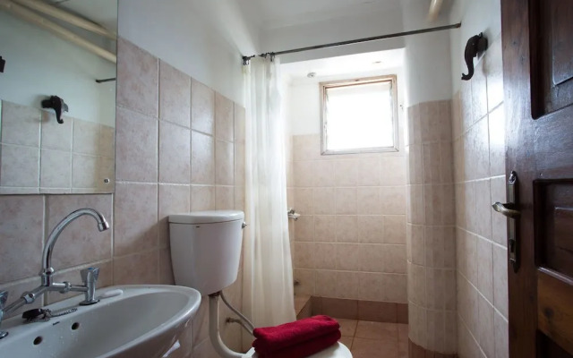 Q-Bar & Guest House