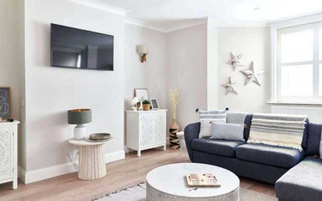 Lovely 7-bed House in Bournemouth