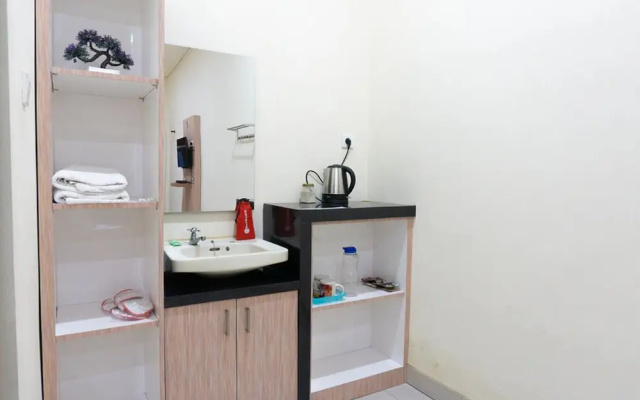 RedDoorz Syariah near Sultan Muhammad Kaharuddin Airport