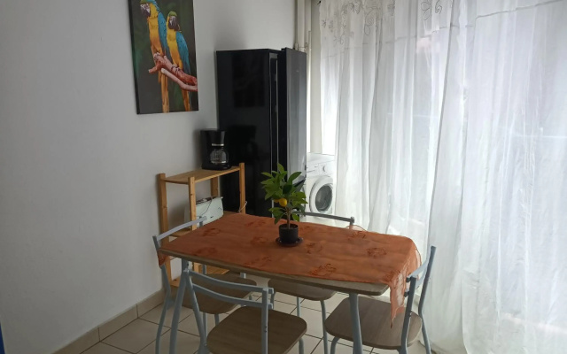 blue and yellow, appartement au calme, avec piscine, WIFI
