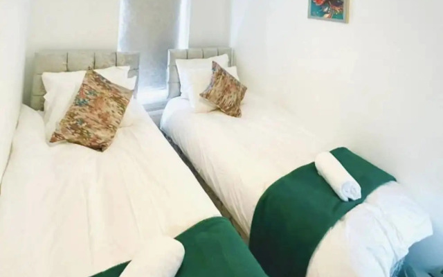 3-bedroom Gem in Manchester With Free Parking