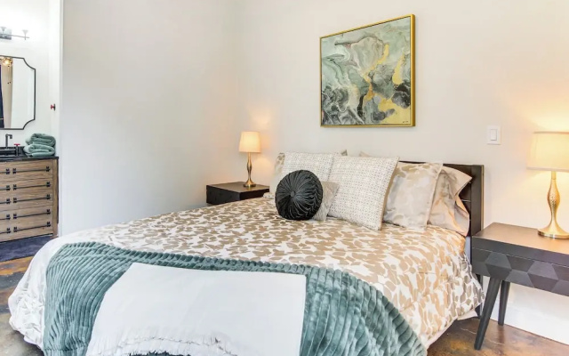 Modern Dtwn Condo w/ Balcony in Hendersonville