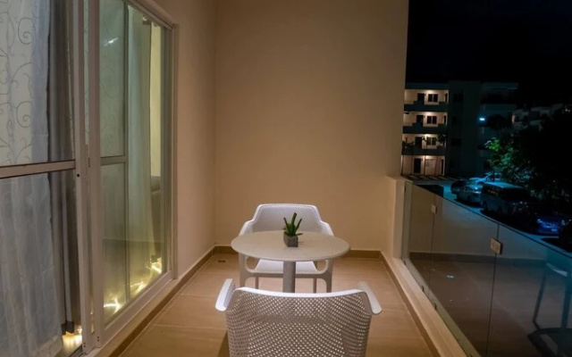 Luxury Apartment With Poll