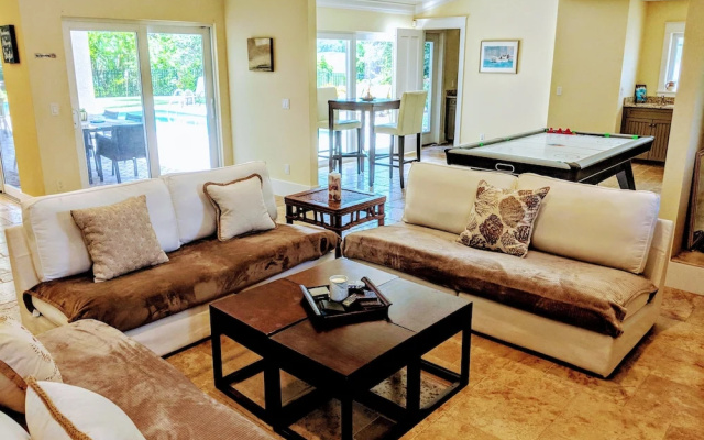 Palm River Estate - Five Bedroom Home
