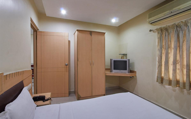 Hotel O Padmini Near Lakdikapool Metro Station