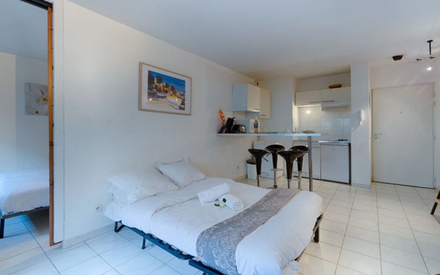 2 Room With Terrace in la Timone