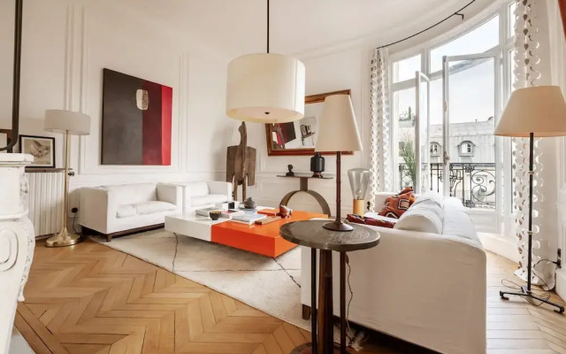 Prestigious Apartment Near the Trocadero
