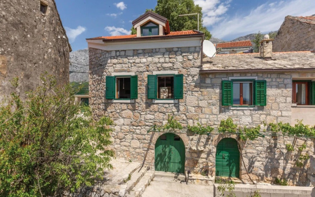 Amazing Home in Tucepi With Wifi and 2 Bedrooms