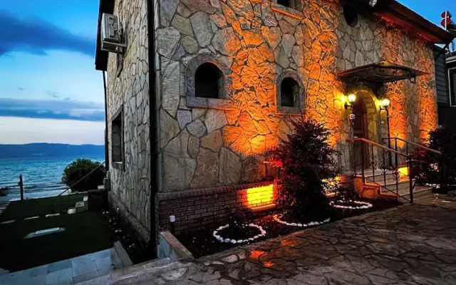Villa Lake Paradise