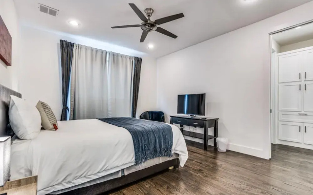 Cozysuites Luxe 3BR Uptown Home Great Rooftop
