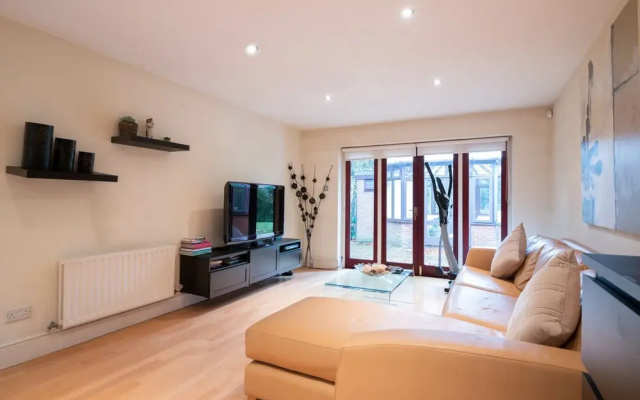 Charming Wimbledon Park Home close to Putney Heath