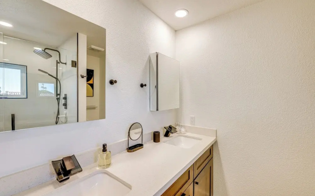 Modern Scottsdale Townhome w/ Heated Pool Access