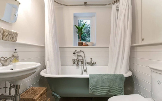 Beautiful 2 BED Garden Apartment