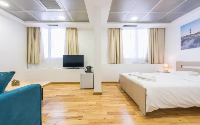 Central 3 bdrm apt for 12, Fresh Renovated!