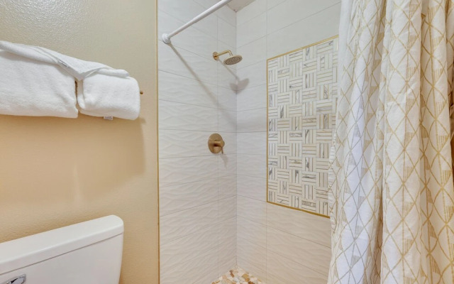 Pool, Patio & Fireplace: Glendale Oasis!