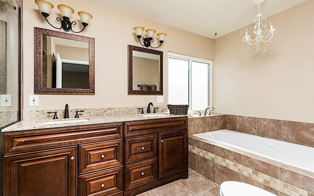 Shadow Mountain Retreat 4BR by Casago