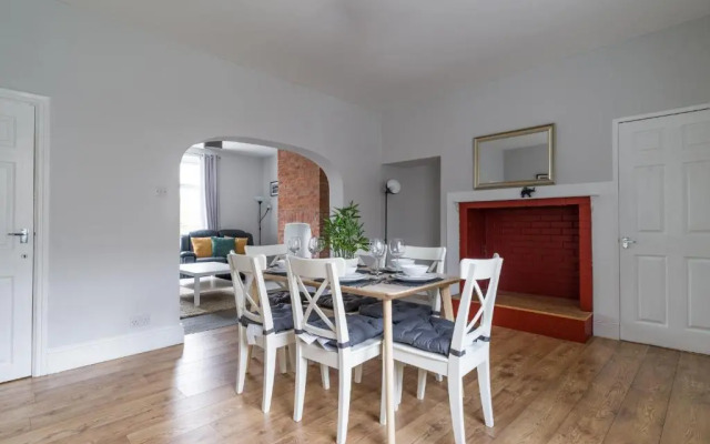 East House-sleeps 5-pet Friendly-garden-parking