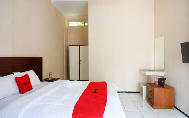 RedDoorz Plus near Stadion Wijaya Kusuma