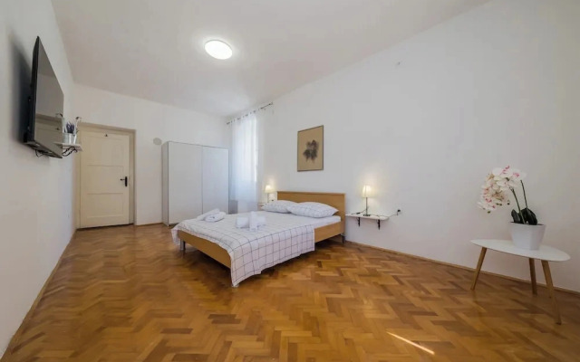 A 2 - Spacious apt on Seafront With the sea View