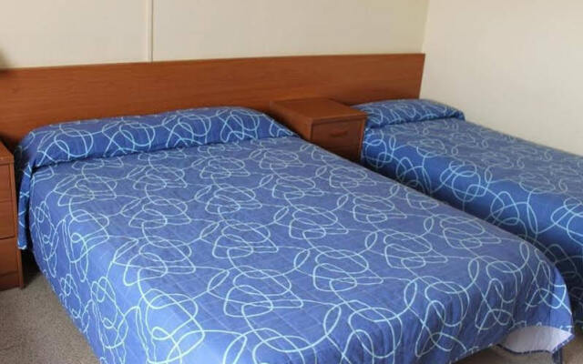 Отель Hostal Ribagorza Барселона комната для гостей