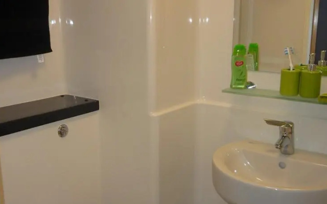 Summer Hostels - Beaverbank (Campus Accommodation)