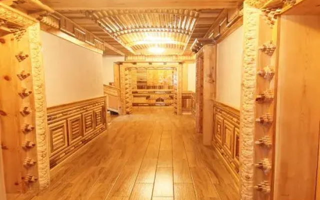 Cailin Holiday Manor