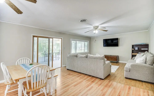 Pet-friendly Virginia Beach Abode w/ Deck & Grill!