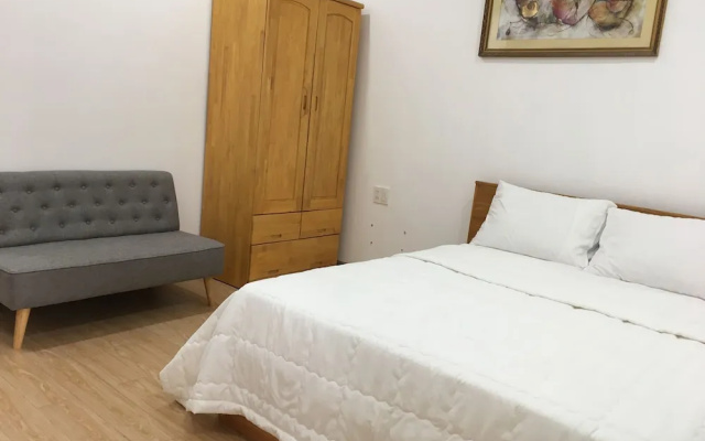 Smiley Apartment 11