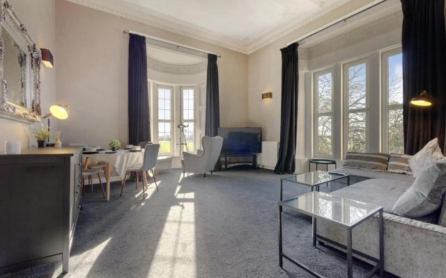 Beautiful 2 to 3 bed apartment with stunning views!