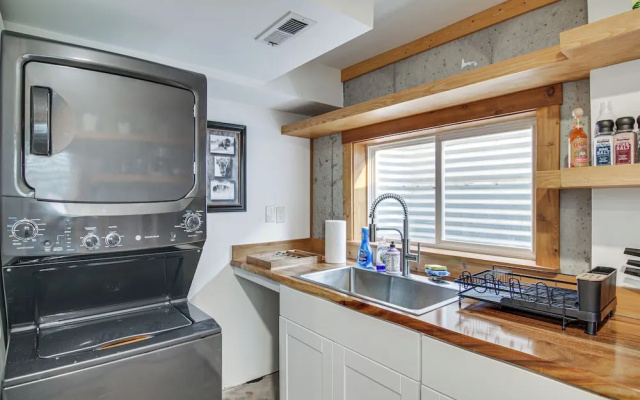 Sauna, Gas Grill & More! Belgrade Duplex