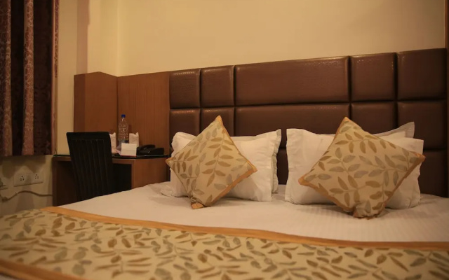 OYO 4300 Hotel The Royal Placid