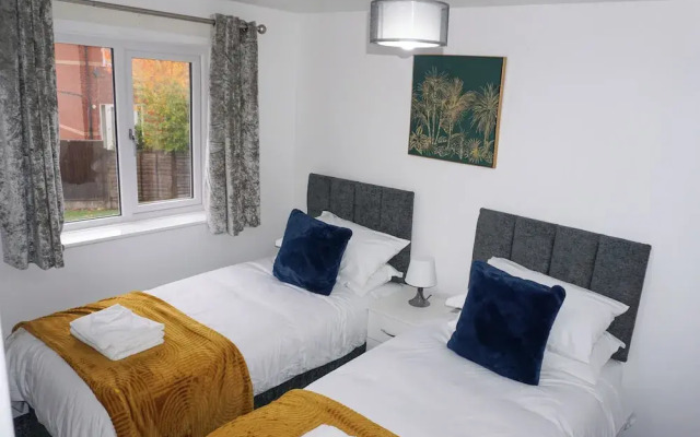 Biz & Fam Sleeps 7 Wigan w/ Parking, Self-check-in
