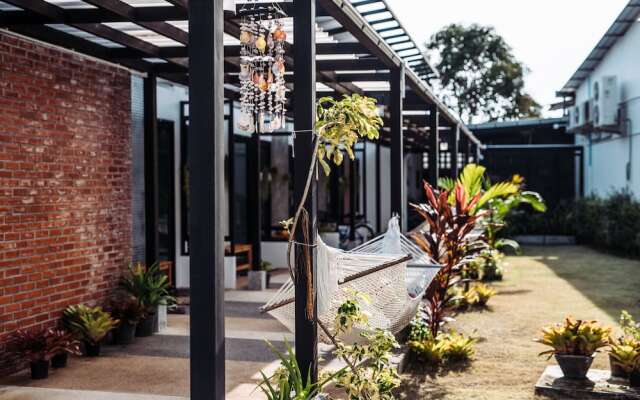 ChillHub Hostel Phuket вид на фасад