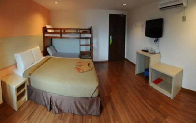 906 Hotel Airport