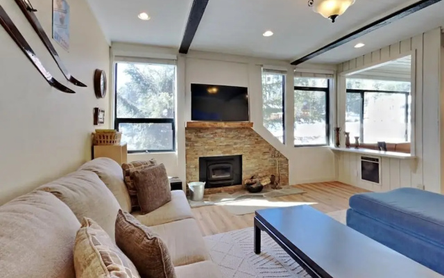 Remodeled 2 Bedroom Condo with Easy Access to Mountain Biking, Swimming, Hiking, Hot Tubs! by RedAwning