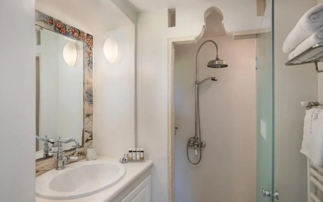 Four Seasons Hydra Luxury Suites