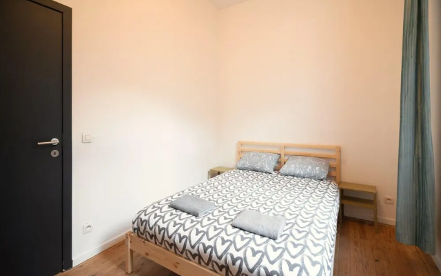 Spacious Riverside Apartment for 9