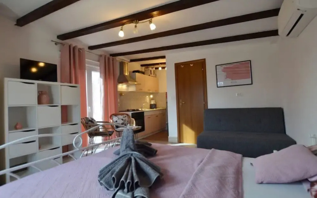 Golden and Green Acres Holiday Home With Pool and Sauna