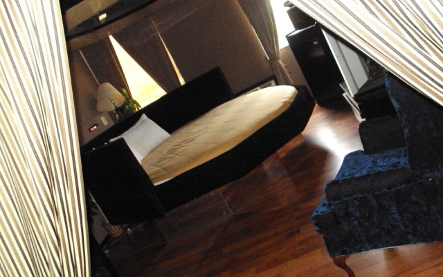 Red Carpet Inn & FantaSuite Hotel