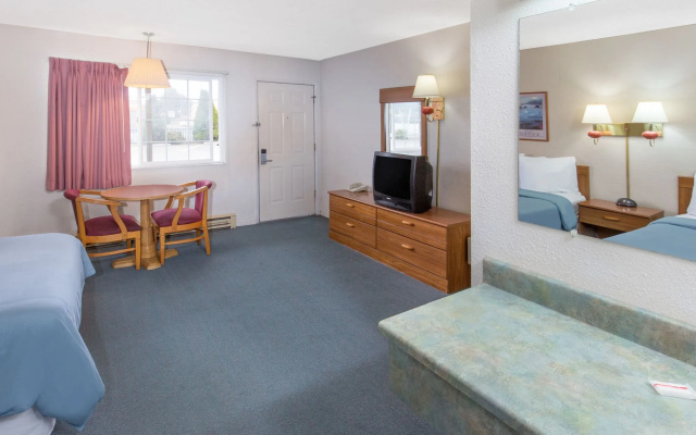 Redwood Inn