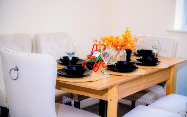 House - Sleeps 7 - Parking - 10min Drive to Centre
