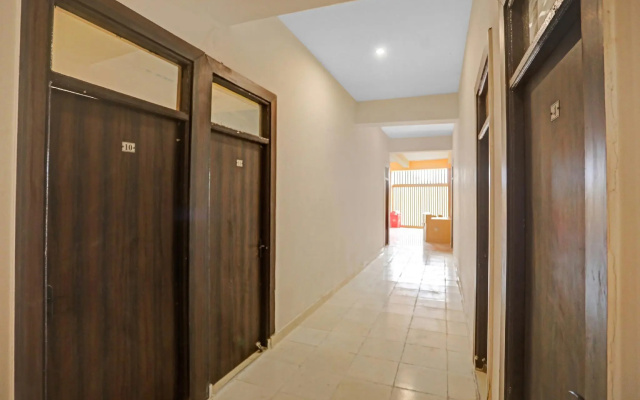 SPOT ON 82185 Noida House